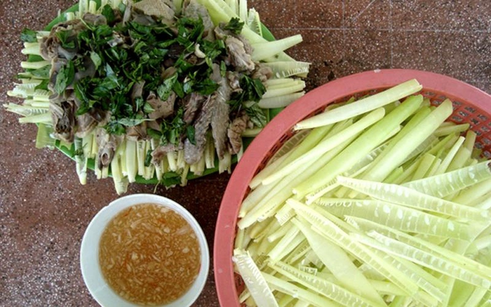Rủ nhau nếm thử “lộc trời” ở Bạc Liêu - 3 Đọt năn sau khi bóc tách hết vỏ có thể chế biến nhiều món ngon. (Ảnh: vanhoamientay)