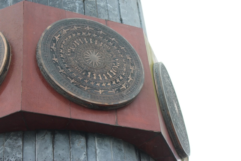 Hoa văn trống đồng trên cột cờ Lũng Cú. (Ảnh: Hoàng Ngọc)