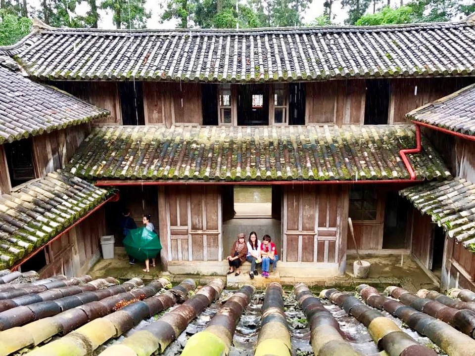 Biệt phủ bạc tỉ của những “ông vua” vùng cao - 3 Một phần dinh thự 150 tỷ của “vua Mèo”. (Ảnh: Hoàng Ngọc)