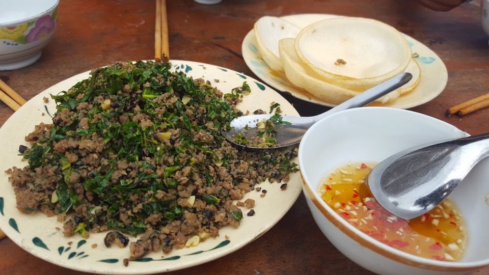 Ba món “tuyệt chiêu” từ rắn hổ hành miền Tây - 5 Món thịt rắn xào lá cách thơm ngon, bổ dưỡng. (Ảnh: amthucvungmien)
