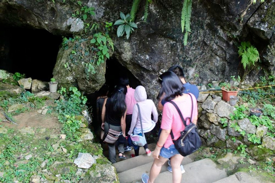 Đường vào cửa hang rất hẹp.