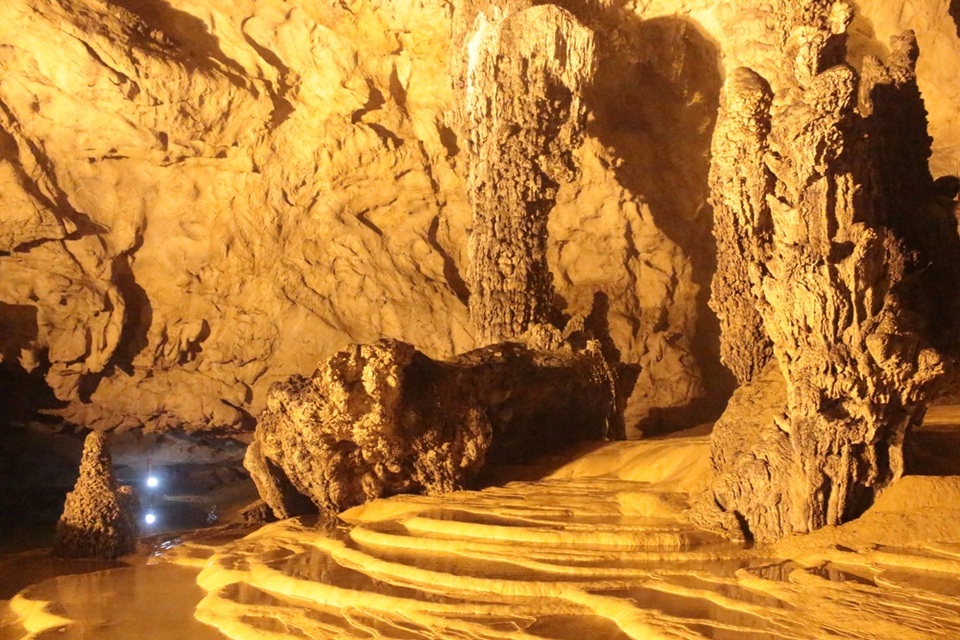 Nhiều nơi trong hang khá trơn trượt.