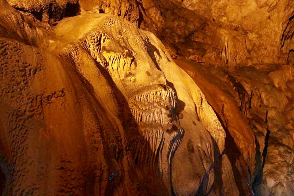 Những khối đá với hình thù kỳ lạ, tha hồ cho du khách tưởng tượng.