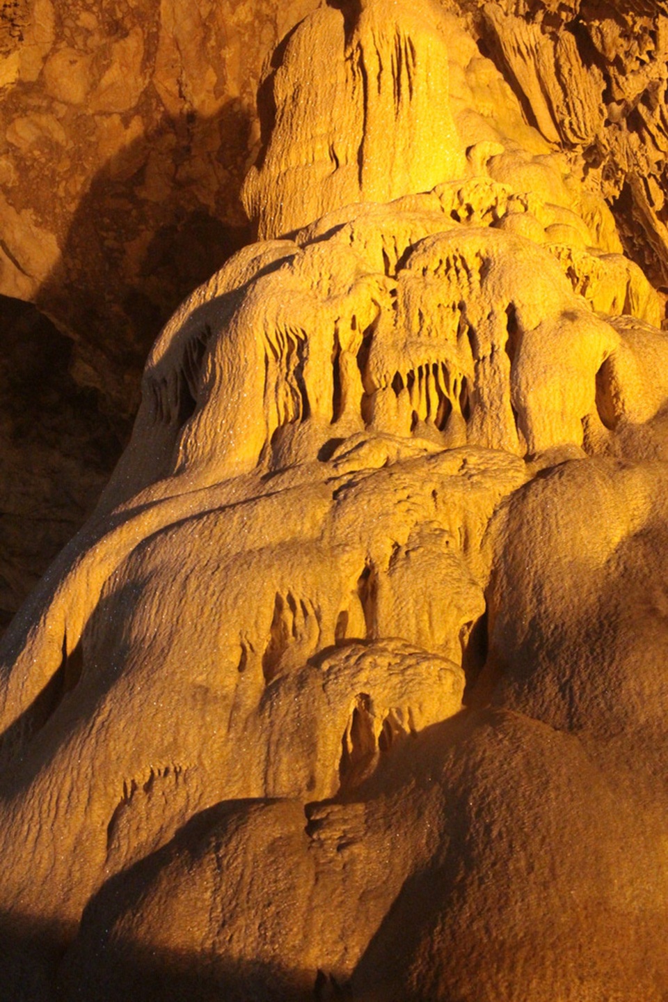 Nhiều cột đá, tảng đá cao đến 2,3m.