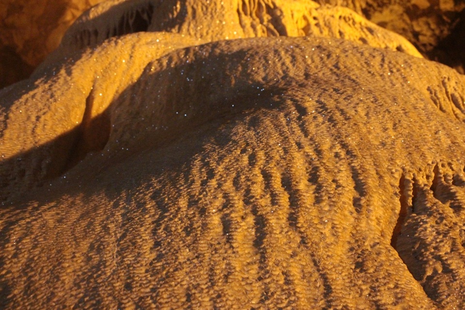 Cột đá lấp lánh nhũ bạc.