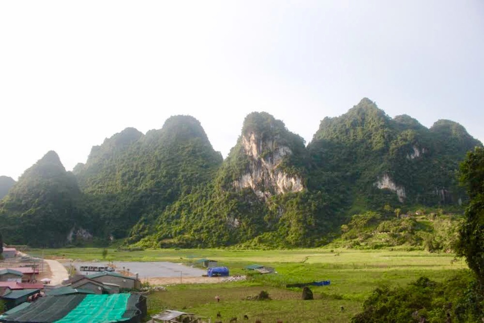 Khung cảnh trên lối ra của hang động.