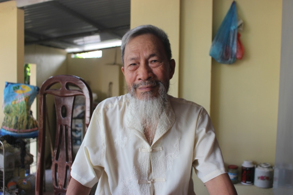 Đến Lệ Mật hỏi về tay nghề săn bắt và chế biến rắn, ngay lập tức người làng chỉ đến nhà của ông Nguyễn Đặng Pháo - 78 tuổi. Ở cái tuổi thất thập cổ lai hy nhưng giọng nói của ông vẫn sang sảng và nhớ rõ từng chi tiết từ những ngày mới chập chững bước chân vào nghề.