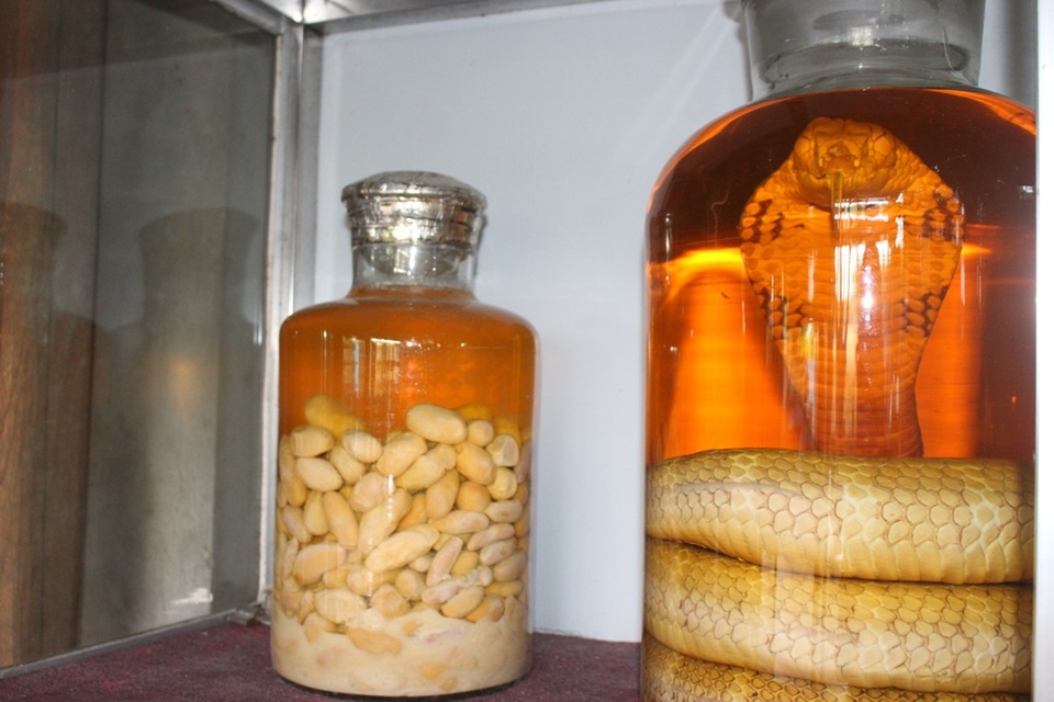 Không ít người làng Lệ Mật sở hữu vài bình rượu ngâm rắn hoặc trứng rắn trong nhà.