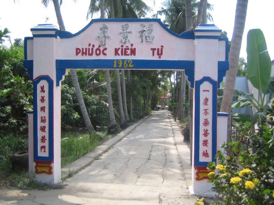 Vãn cảnh ngôi chùa có loài sen “cõng được người” ở Đồng Tháp - 1 Vãn cảnh ngôi chùa có loài sen “cõng được người” ở Đồng Tháp - 1