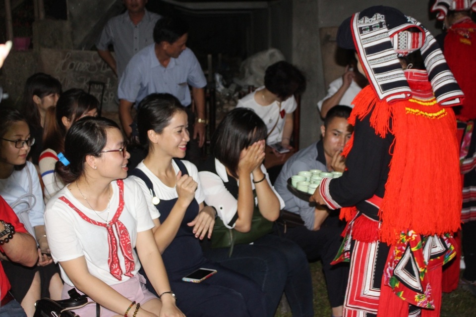 Huyền bí lễ hội nhảy lửa của người Dao đỏ - 3 Chén rượu không làm chuếnh choáng nhưng cũng đủ khiến du khách cảm nhận rõ hơi men cay nồng.
