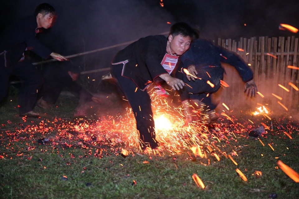 Huyền bí lễ hội nhảy lửa của người Dao đỏ - 10 Huyền bí lễ hội nhảy lửa của người Dao đỏ - 10