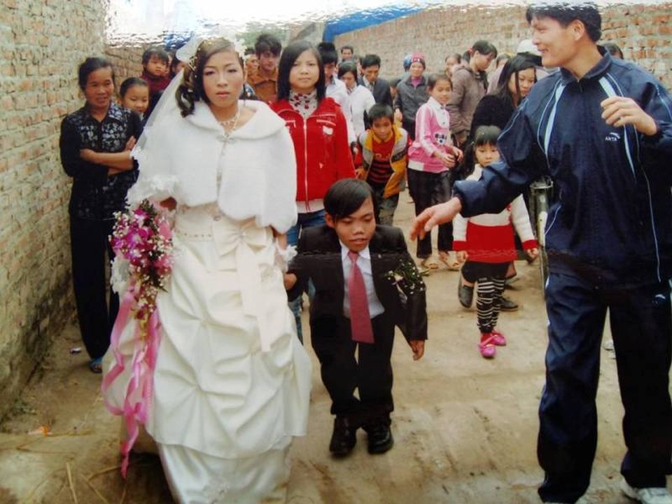 Cuộc hôn nhân kỳ diệu của “chú lùn” cao 70cm và người vợ xinh đẹp kém 10 tuổi - 3 Đám cưới anh Thu – chị Mai nhận được sự chúc phúc từ nhiều người.