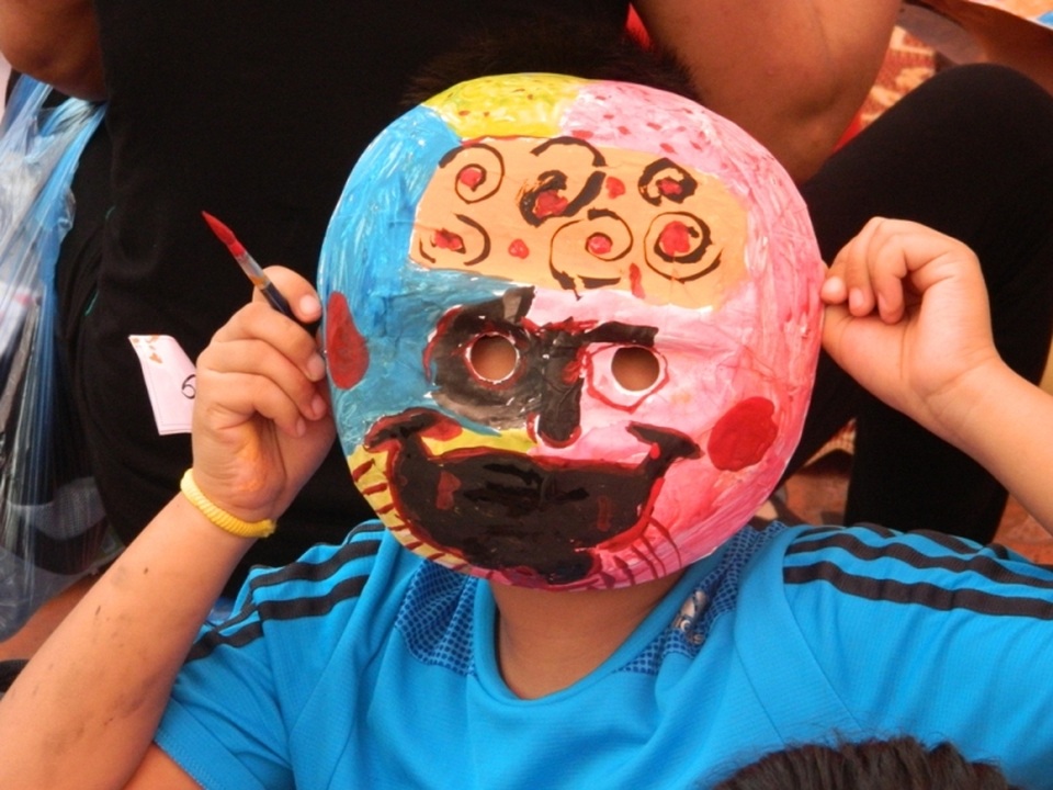 Các bé có thể tự tay trang trí mặt nạ giấy bồi của riêng mình.