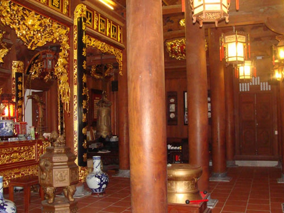 “Choáng” với những căn hộ dát vàng khoe đẳng cấp của đại gia Việt - 3 Bên trong căn nhà gỗ dát vàng của đai gia Nguyễn Đức Lượng.