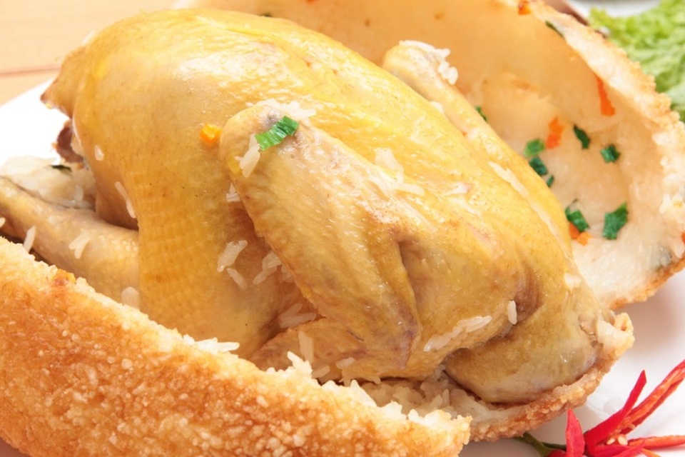 Đặc sản Bình Dương “ăn một lần là nhớ cả đời” - 2 Ở Bình Dương, gà quay ăn kèm với xôi phồng.