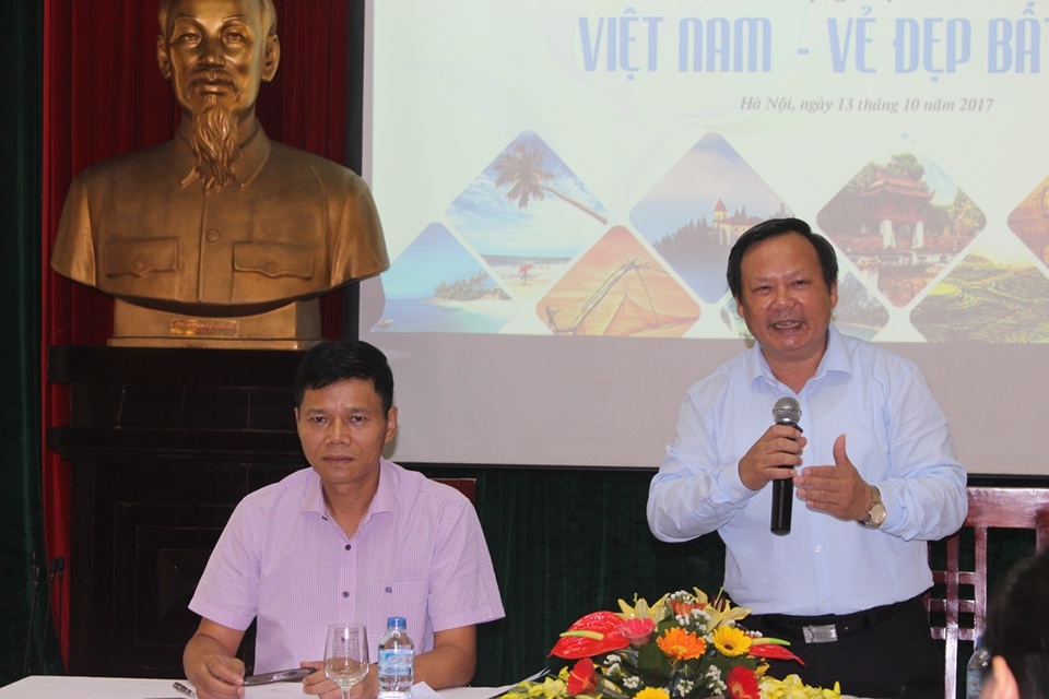 
Nhà báo Nguyễn Ngọc Hiển, Tổng Biên tập báo Lao Động (trái) và ông Nguyễn Văn Tuấn – Tổng cục trưởng Tổng cục Du lịch tại buổi lễ phát động cuộc thi Việt Nam – vẻ đẹp bất tận”.
