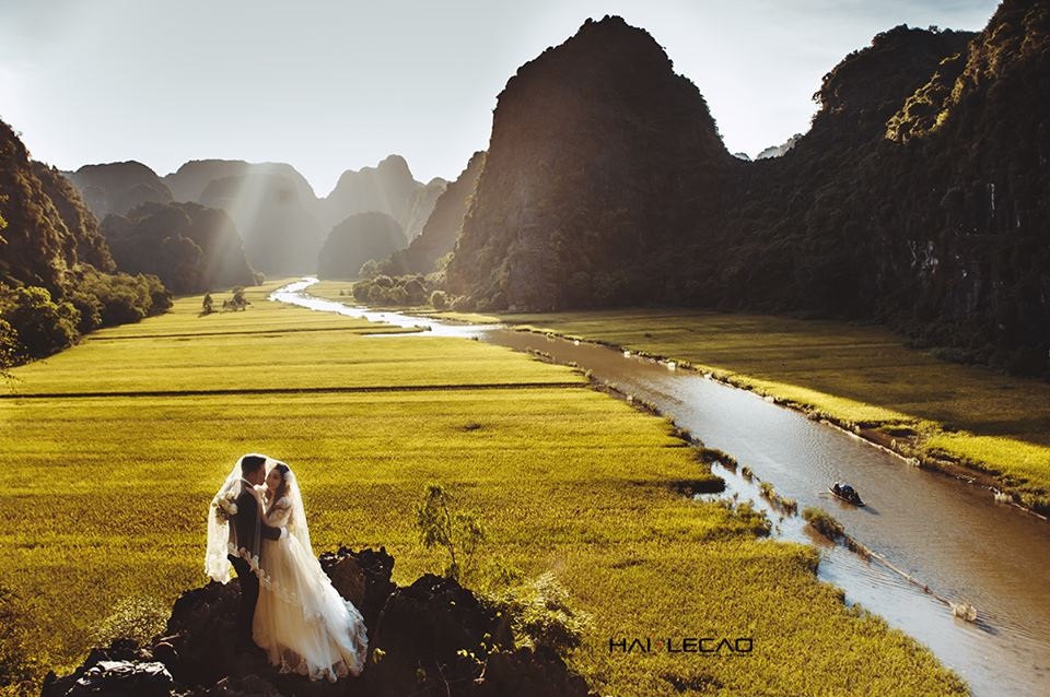 Những điểm chụp ảnh cưới đẹp như mơ ở Việt Nam - 2 Cảnh đẹp mê hoặc với đồi núi và biển vàng trải dài. (Ảnh: Hai Lecao)