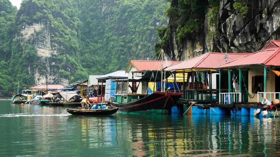 “Mục sở thị” những làng chài thơ mộng nhất Việt Nam - 1 Khung cảnh bình yên, hiền hoà, đầy nét nguyên sơ của làng chài trên biển (Ảnh: wyndhamhalong)