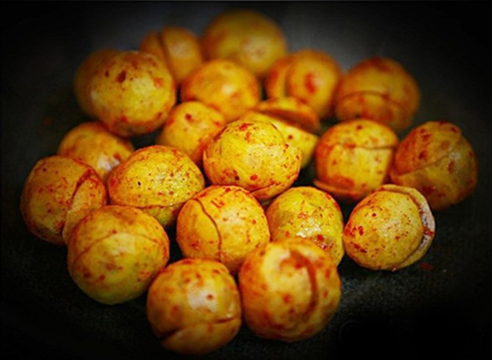 Những món ngon Hà Nội không thể bỏ qua khi tiết trời vào thu - 1 Sấu chín chỉ nhìn thôi cũng đủ thòm thèm.