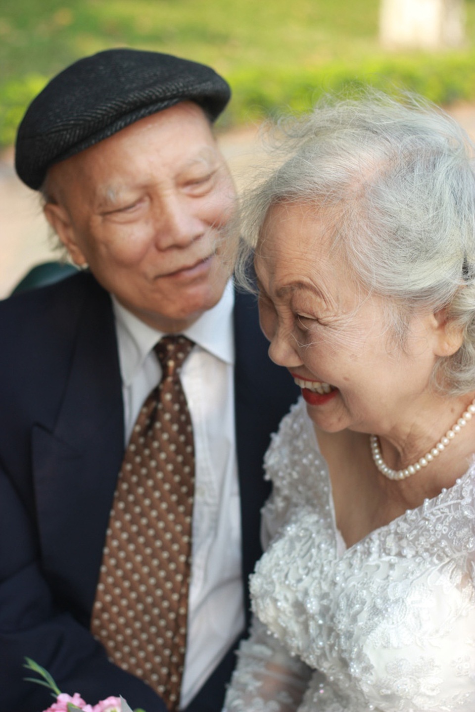 Bộ ảnh cưới của "cô dâu, chú rể U70" và chuyện tình trong mơ đáng ngưỡng mộ - 4 Mọi thành viên trong gia đình tham gia buổi chụp ảnh đều mặc quần áo màu hồng – giống tên bà.