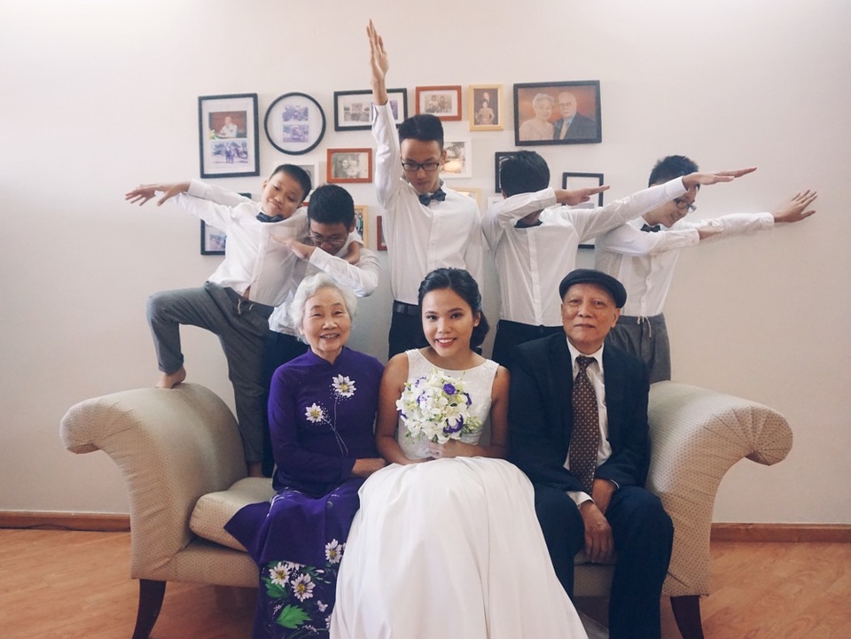 Bộ ảnh cưới của "cô dâu, chú rể U70" và chuyện tình trong mơ đáng ngưỡng mộ - 5 Thỉnh thoảng, ông bà vẫn kể cho con cháu nghe về những kỷ niệm từ thuở còn yêu nhau.