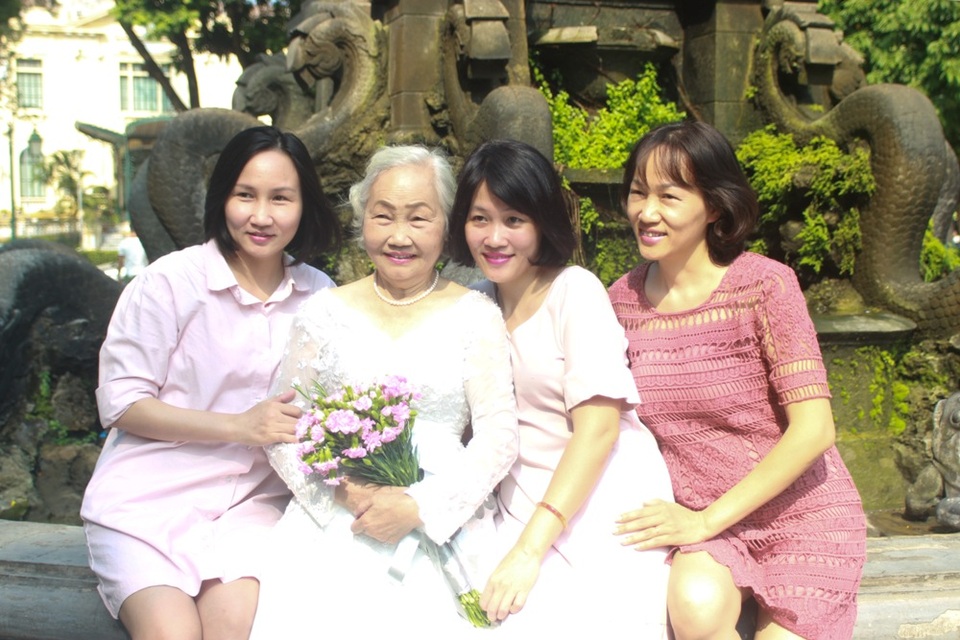 Bộ ảnh cưới của "cô dâu, chú rể U70" và chuyện tình trong mơ đáng ngưỡng mộ - 7 Ba người con gái của ông Hoan – bà Hồng.