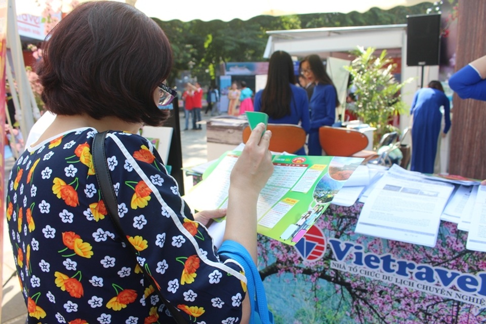 “Săn” tour khuyến mại, giảm giá "sốc" tại ngày hội tư vấn du lịch - 2 Nhiều gói tour với mức giá ưu đãi được giới thiệu đến khách hàng.