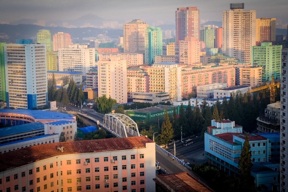 Mùa thu thơ mộng ở Triều Tiên qua góc máy du khách Việt - 13 Nhà cao tầng mọc lên san sát.