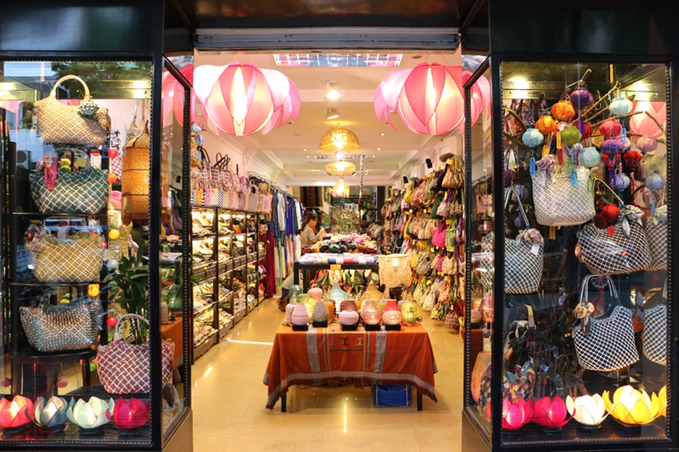 Gian hàng thủ công mỹ nghệ với đa dạng các mặt hàng.