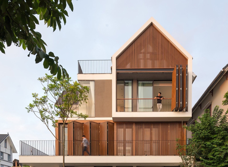 Biệt thự Long Biên nổi bật với kiến trúc khác lạ - 3
Toàn bộ phía trước của ngôi biệt thự được sử dụng lam gỗ triệt để, từ cổng tới toàn bộ mặt tiền, giúp thông gió, hạn chế ánh nắng và đảm bảo độ riêng tư cho chủ nhà.