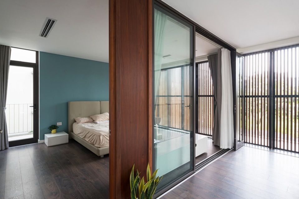 Biệt thự Long Biên nổi bật với kiến trúc khác lạ - 11 Phòng ngủ ở tầng 2 được thiết kế linh hoạt, khi cần thiết có thể mở rộng ra cả ban công.