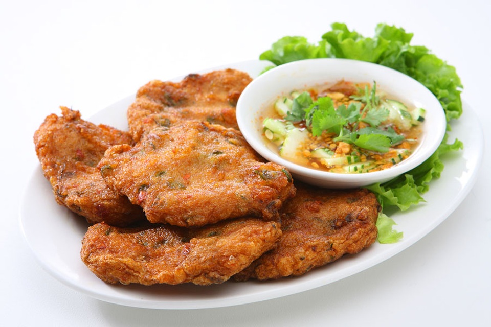 6 đặc sản lừng danh vùng sông nước Hậu Giang - 2 Du khách tới Hậu Giang, dù ít hay nhiều đều mua chả cá thác lác về làm quà.