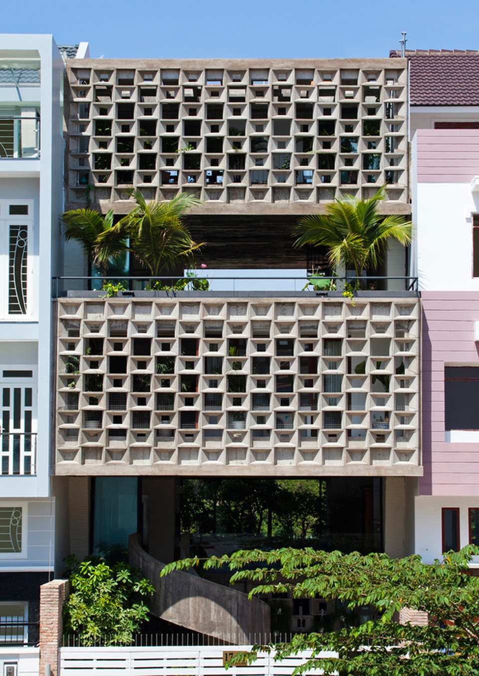 Ngắm ngôi nhà Việt bình dị bất ngờ chiến thắng giải kiến trúc Thế giới - 1 Toàn cảnh ngôi nhà nằm trên địa bàn quận Bình Thạnh, Thành Phố Hồ Chí Minh