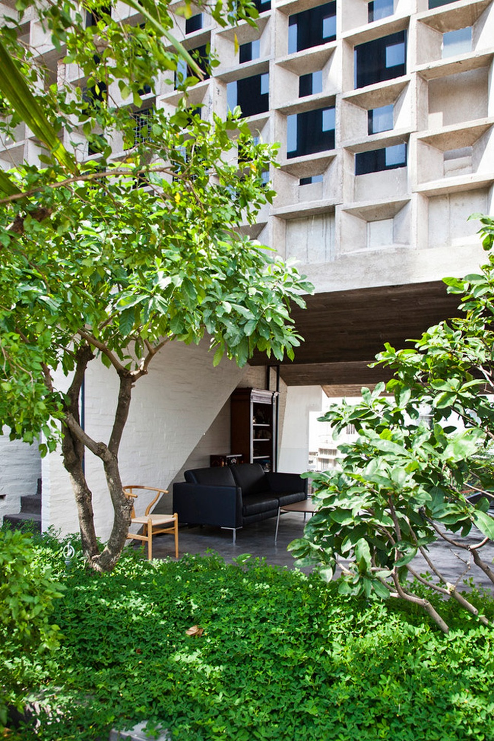 Ngắm ngôi nhà Việt bình dị bất ngờ chiến thắng giải kiến trúc Thế giới - 6 Với vị trí nằm gần công viên và cạnh sông, kiến trúc sư đã thiết kế ngôi nhà sao cho gần gũi nhất với thiên nhiên, không gian khoáng đạt, dễ chịu…