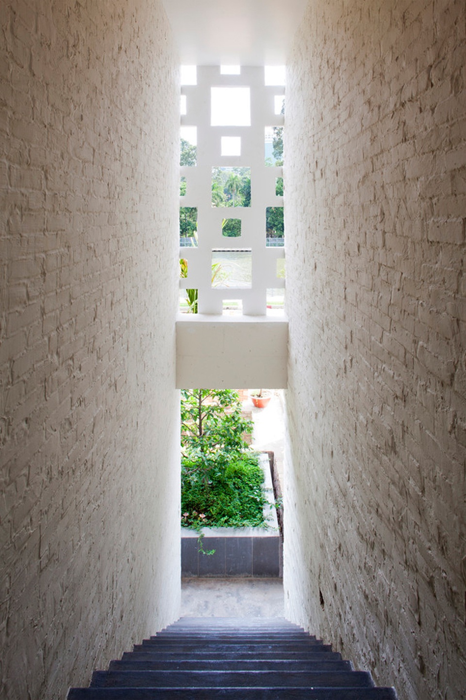 Ngắm ngôi nhà Việt bình dị bất ngờ chiến thắng giải kiến trúc Thế giới - 7 Ngôi nhà được thiết kế với hai phong cách riêng biệt: Một hiện đại để phục vụ các nhu cầu sinh hoạt của cuộc sống, một gần gũi với thiên nhiên, tốt cho sức khỏe