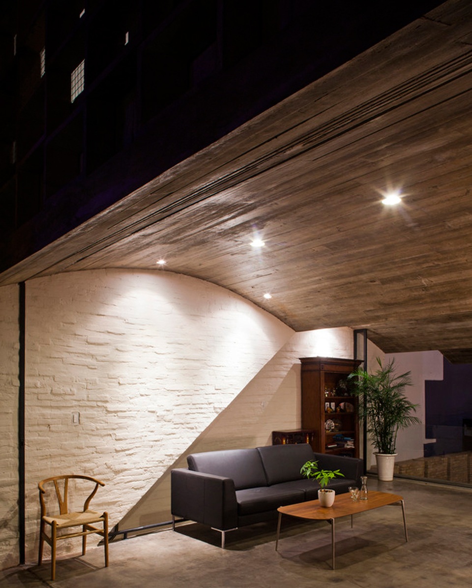 Ngắm ngôi nhà Việt bình dị bất ngờ chiến thắng giải kiến trúc Thế giới - 15 Một góc nhỏ ấm cúng của phòng khách