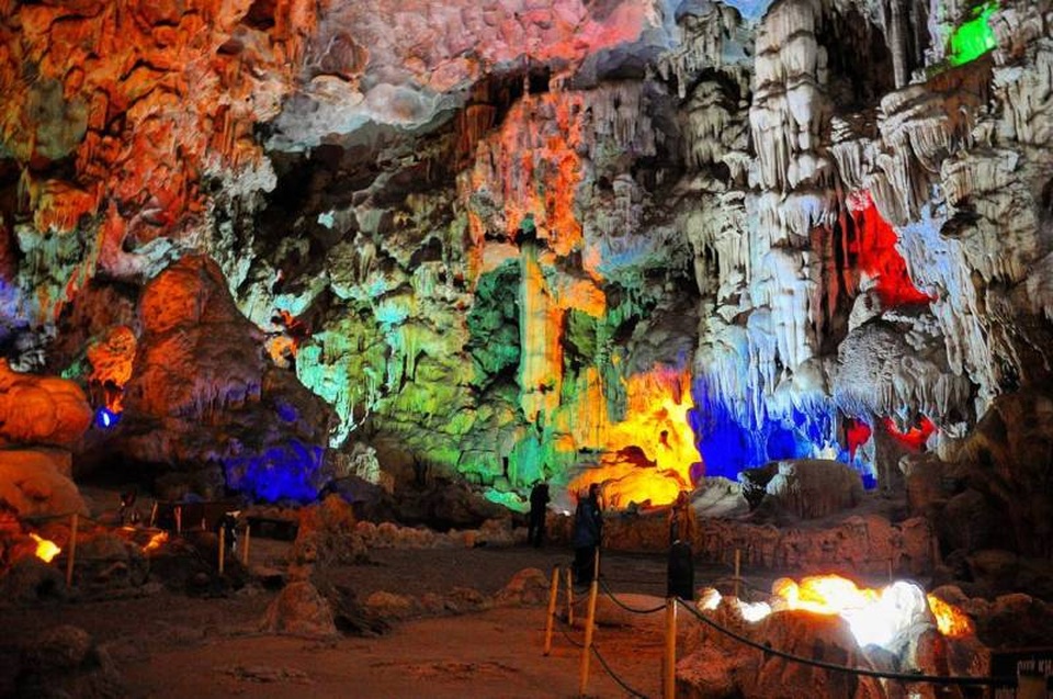 6 hang động Việt Nam nổi tiếng thế giới - 4 Hang Đầu Gỗ nằm trên đảo Đầu Gỗ thuộc vịnh Hạ Long, tỉnh Quảng Ninh. (Ảnh: ricky_kwee)