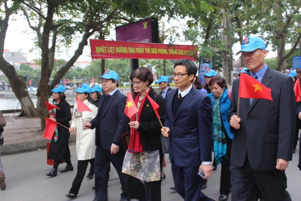 Đẩy lùi đại dịch HIV/AIDS vào năm 2030 - 3 Phó Thủ tướng cùng lãnh đạo các cấp, ban, ngành, các tổ chức xã hội tham gia diễu hành sau buổi lễ mít tinh.