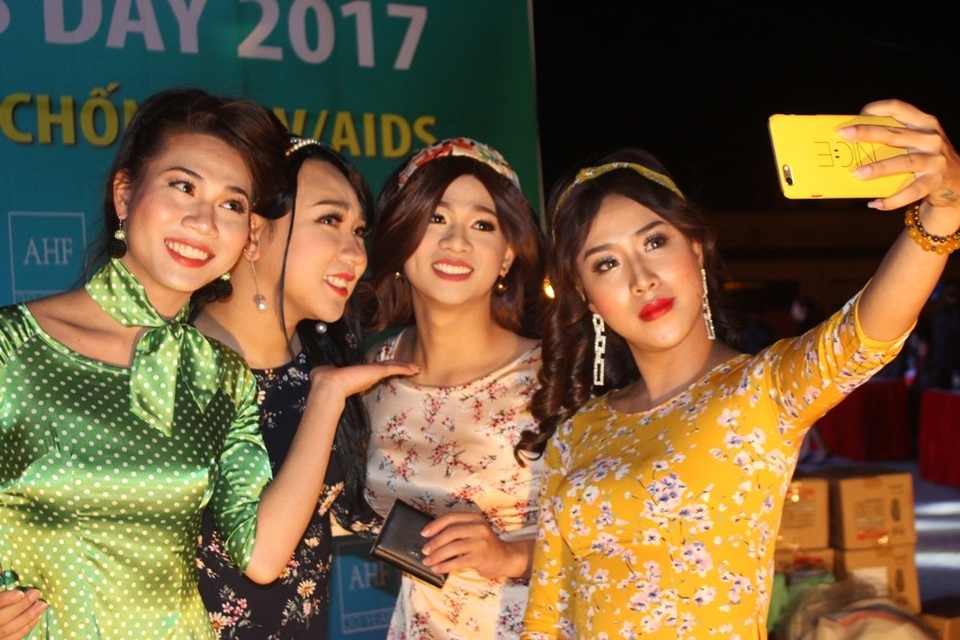 Người mẫu chuyển giới và những góc khuất ít biết sau ánh hào quang - 1 Tú Anh (áo vàng) đã từng bị bắt nạt và rơi vào trầm cảm khi còn đi học.