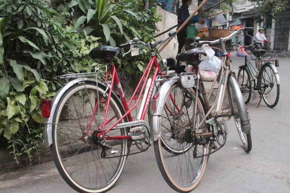Dân chơi Hà thành kể chuyện bán xe đạp mua... nhà mặt phố - 6 “Cá nhân tôi khi đi ăn uống ở ngoài, bắt buộc phải để xe ở trước mặt thì mới yên tâm. Dắt xe lên vỉa hè cũng phải thật cẩn trọng để tránh va đập. Thực tâm, tôi rất sợ và không thích người khác động vào xe mình vì lo họ không biết nâng niu, trân trọng nó. Cái đặc biệt của xe đạp cổ là nếu có xước xát thì không thể sửa chữa được do phụ tùng khó kiếm. Thêm nữa, việc sửa chữa sẽ làm ảnh hưởng rất nhiều đến giá trị của xe”, vị “đại gia” xe cổ tâm sự.