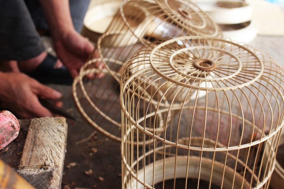 Ngôi làng của những “triệu phú lồng chim” giữa Thủ đô - 2 Người chơi chim ai cũng hiểu, một chú chim quý nếu được ở trong “nhà” đẹp thì sẽ càng có giá trị, tiếng hót cũng vì thế mà ngọt và lảnh lót hơn. Chính vì vậy, những người có điều kiện chẳng sợ tốn kém mà sẵn sàng bỏ ra một số tiền lớn để sở hữu chiếc lồng chim được chạm trổ công phu theo ý tưởng của riêng mình.
