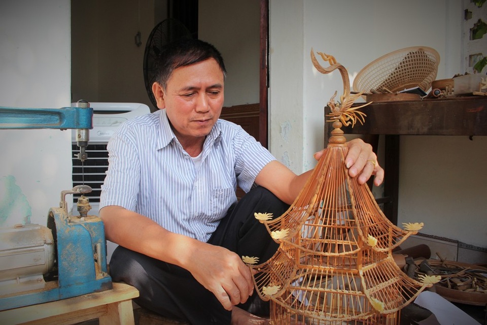 Ngôi làng của những “triệu phú lồng chim” giữa Thủ đô - 6 Trên đỉnh lồng có một con phượng bằng tre dùng làm móc, 6 mặt vanh và đáy lồng chạm trổ hình long, lân, quy, phụng khác nhau. Ở phần mái chùa, 6 góc nhô ra được trang trí bằng 12 chiếc đầu rồng nhỏ. Được biết, chiếc lồng được hoàn thiện trong vòng hơn 1 tháng và chế tác hoàn toàn bằng tay.