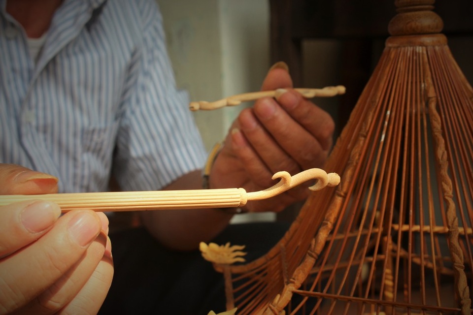 Ngôi làng của những “triệu phú lồng chim” giữa Thủ đô - 7 “Cái khó và kỳ công của chiếc lồng này là việc sắp xếp các nan tre, các điểm đặt sao cho đạt được khoảng cách chính xác nhất. Chỉ cần có một chút sai lệnh, các nan tre sẽ xô đẩy nhau làm mất dáng, xiêu vẹo. Chính vì vậy, trong quá trình chế tác tôi phải đảm bảo tâm trạng thoải mái, tĩnh tâm nhất, vừa làm vừa nghỉ ngơi thì mới tránh được những sai sót không đáng có”, ông Sứ tâm sự.