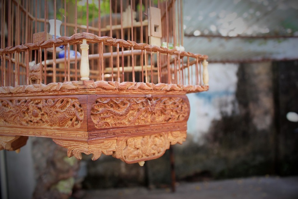 Ngôi làng của những “triệu phú lồng chim” giữa Thủ đô - 8
Nghệ nhân này cho biết thêm, từ năm 1997, chiếc lồng đã được bán với giá 1.600.000 đồng. Những năm sau, giá của chiếc lồng lên đến 11, 12 triệu đồng. Gần đây nhất, có người trả 15 triệu nhưng tôi cũng không muốn bán”.
