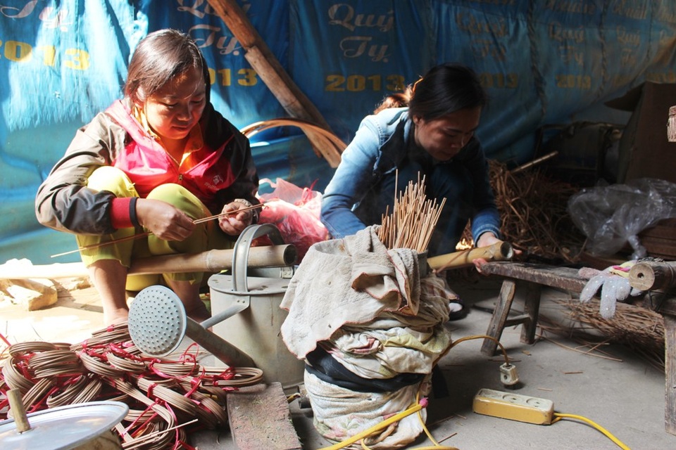Ngôi làng của những “triệu phú lồng chim” giữa Thủ đô - 12 “Gia đình tôi cũng thường sản xuất theo đơn đặt hàng lớn. Cứ 4 – 5 ngày sẽ có 1 chuyến hàng, trung bình từ 40 – 50 chiếc. Mỗi tháng, số tiền thu về cũng xấp xỉ cả trăm triệu đồng. Toàn bộ nguyên liệu làm lồng chim ở đây được xử lý tự nhiên, không qua hóa chất và chế tác bằng tay nên hoàn toàn “ăn đứt” lồng của các nơi khác. Nếu người chơi biết giữ gìn, lồng có thể dùng đến chục năm không hỏng”, ông Bồng nói.