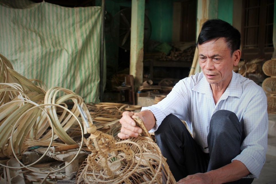 Chuyện chưa kể về những chiếc lồng chim treo ở Phủ Chủ tịch - 1 Nghệ nhân Nguyễn Văn Nghệ nổi tiếng ở làng Vác vì làm lồng chim rất đẹp và tinh xảo.