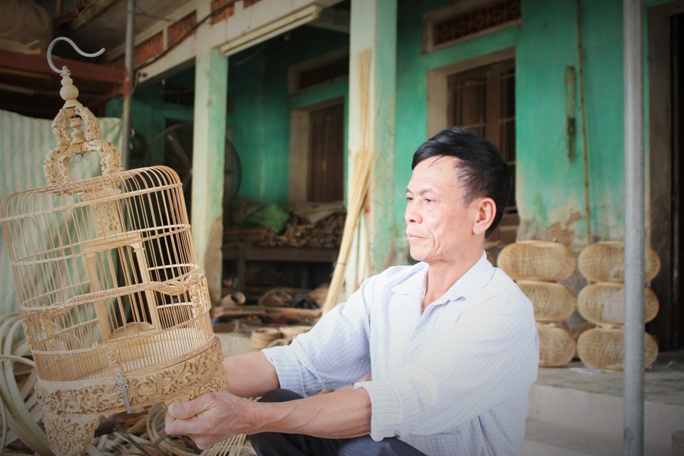 Chuyện chưa kể về những chiếc lồng chim treo ở Phủ Chủ tịch - 5 Ông Nghệ nâng niu từng tác phẩm của mình.