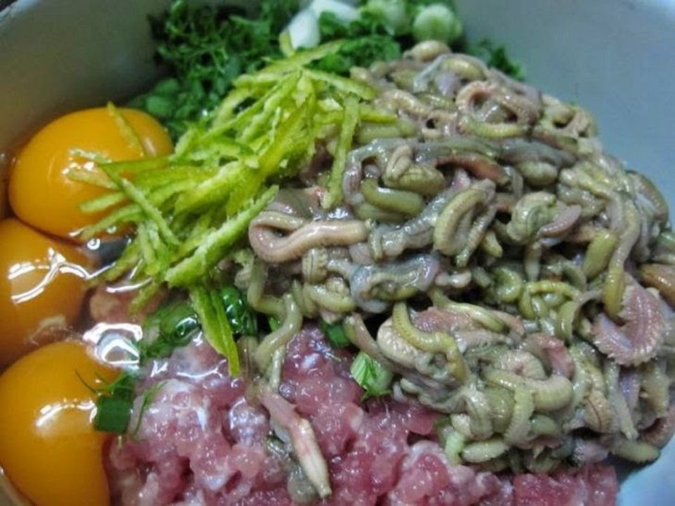 Thưởng thức đặc sản “rồng đất” ở Hải Dương - 3 Các nguyên liệu chính làm món chả rươi.
