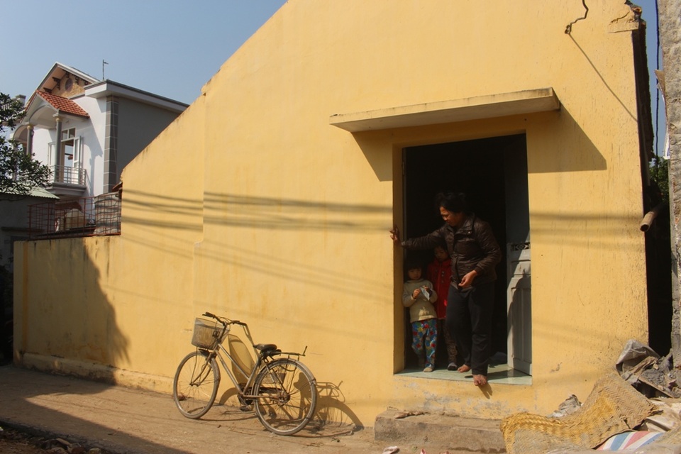 3 mẹ con chị Tỉnh trong căn nhà mới.