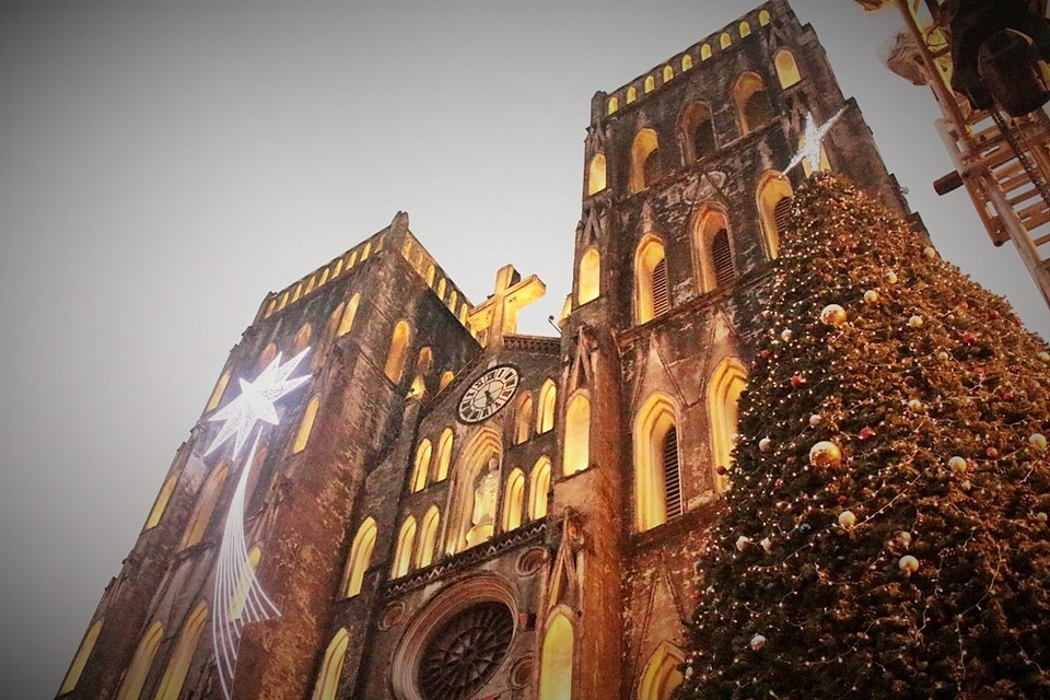 Tại nhà thờ Lớn, cây thông cao trên 8m cùng những tiểu cảnh thu nhỏ, tái hiện hang đá nơi chúa Giê- su sinh ra đã được dựng lên, thu hút rất nhiều người đến tham quan và chụp ảnh. Những ngày này, chỉ đến cuối giờ chiều là nơi đây đã đông nghẹt người, chủ yếu là các bạn trẻ và du khách nước ngoài.